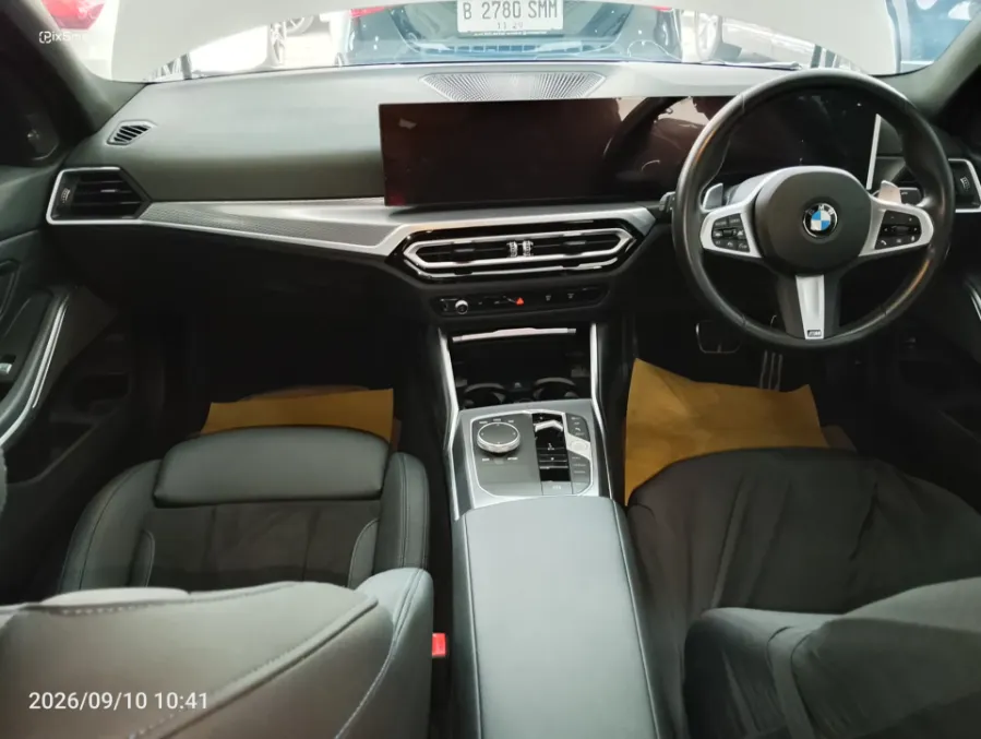 Foto Mobil Bekas Dashboard BMW 330i 2.0 tahun 2024