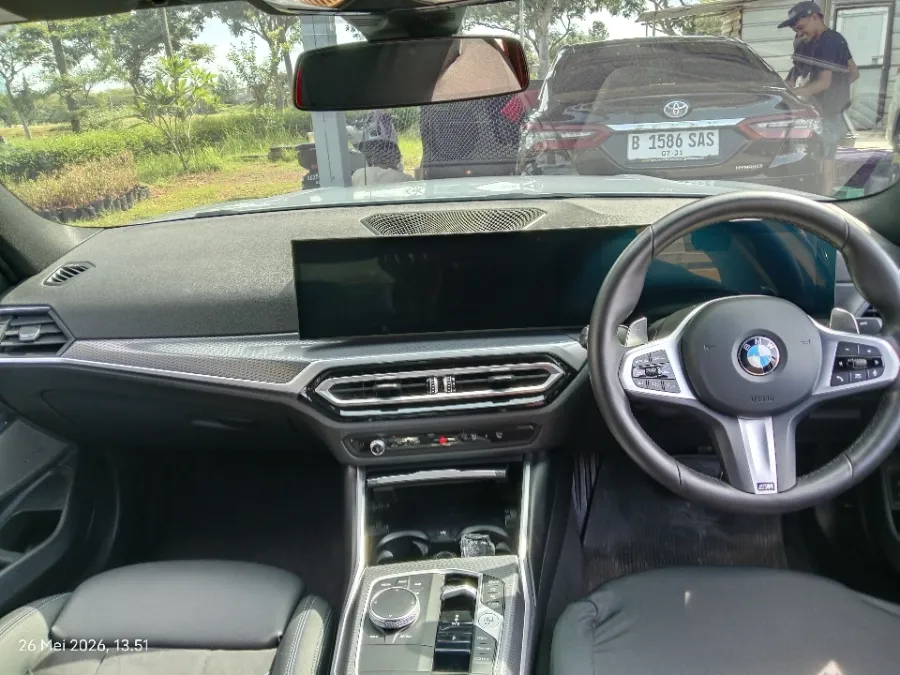 Foto Mobil Bekas Dashboard BMW 330i 2.0 tahun 2024