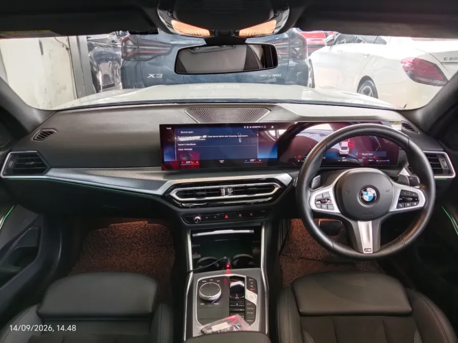 Foto Mobil Bekas Dashboard BMW 330i 2.0 tahun 2024