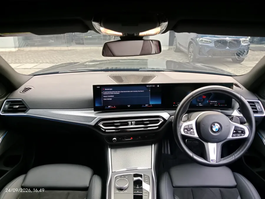 Foto Mobil Bekas Dashboard BMW 330i 2.0 tahun 2024
