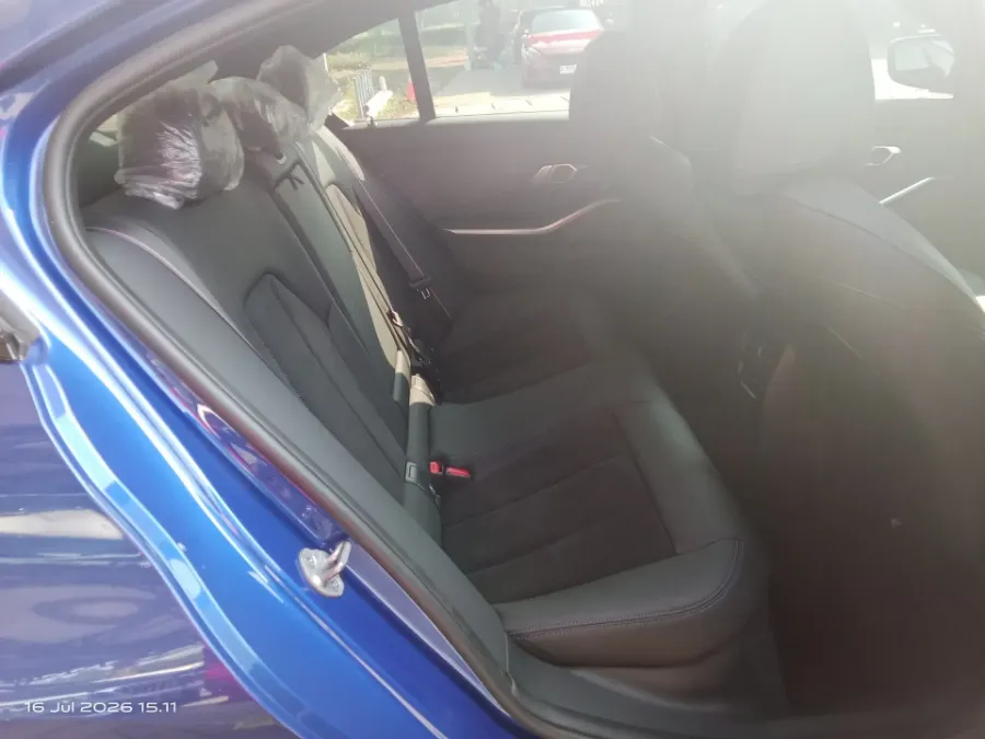 Foto Mobil Bekas Kabin Belakang BMW 330i 2.0 tahun 2024