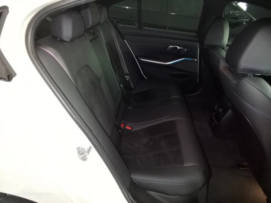 Foto Mobil Bekas Kabin Belakang BMW 330i 2.0 tahun 2024
