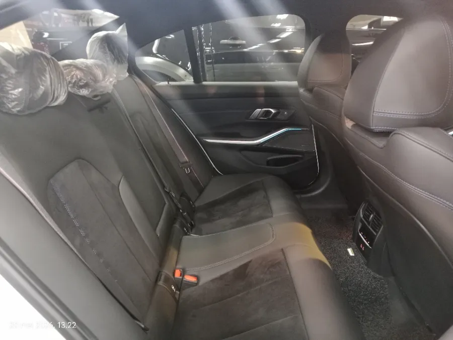 Foto Mobil Bekas Kabin Belakang BMW 330i 2.0 tahun 2024