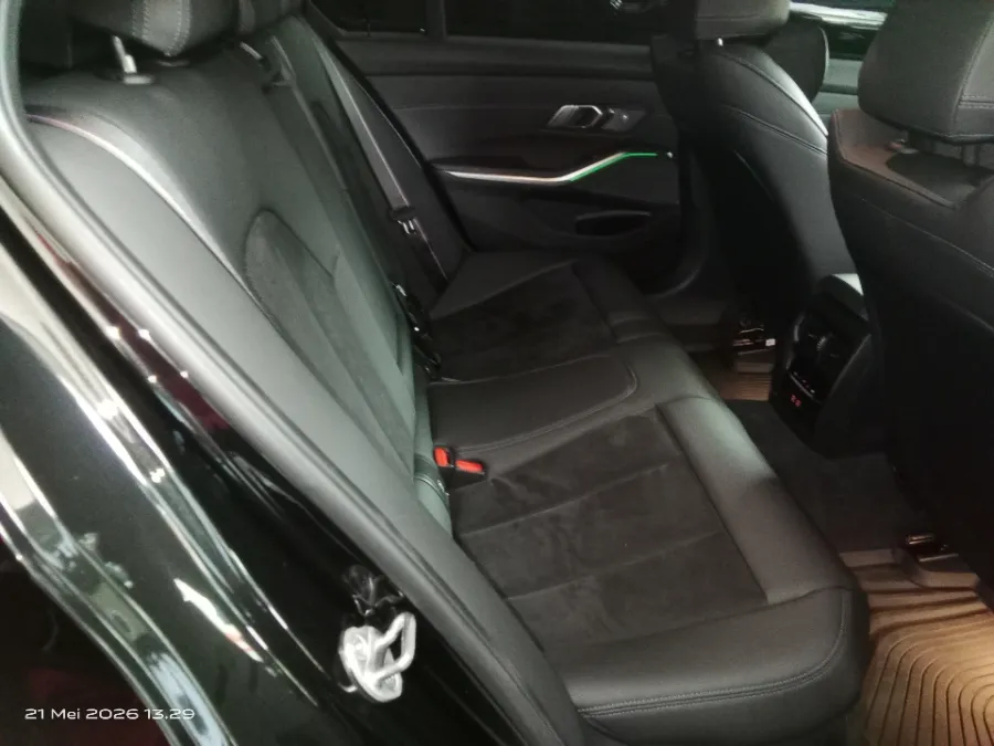 Foto Mobil Bekas Kabin Belakang BMW 330i 2.0 tahun 2024