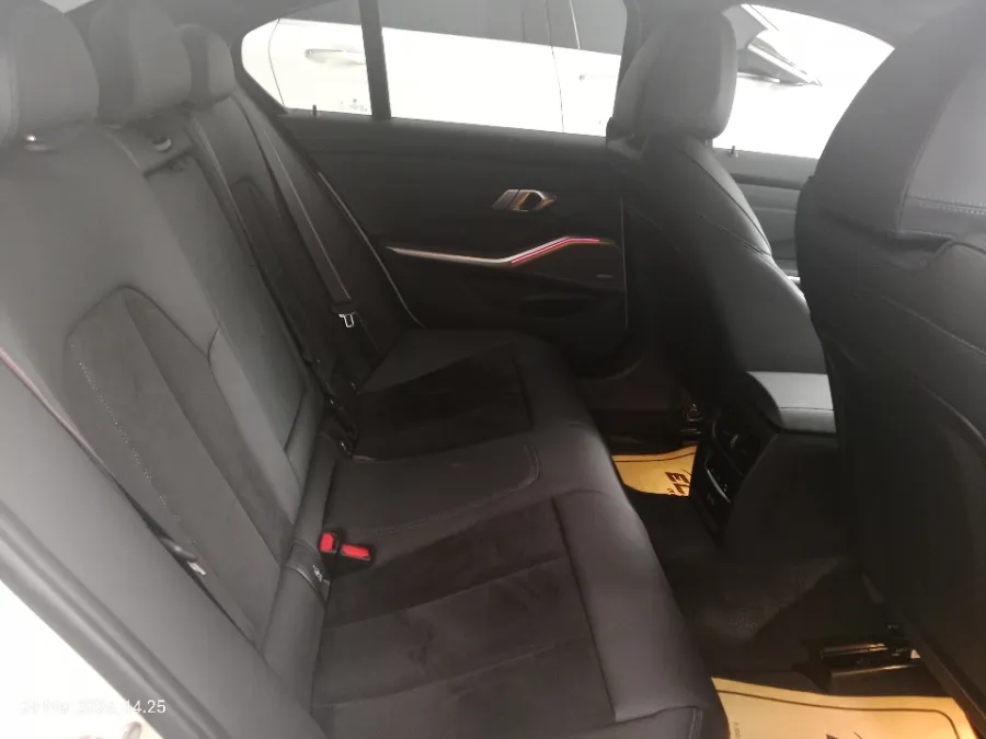 Foto Mobil Bekas Kabin Belakang BMW 330i 2.0 tahun 2024