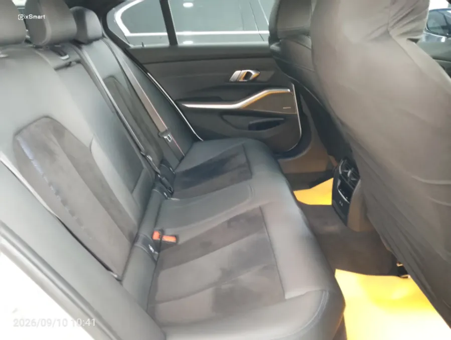 Foto Mobil Bekas Kabin Belakang BMW 330i 2.0 tahun 2024