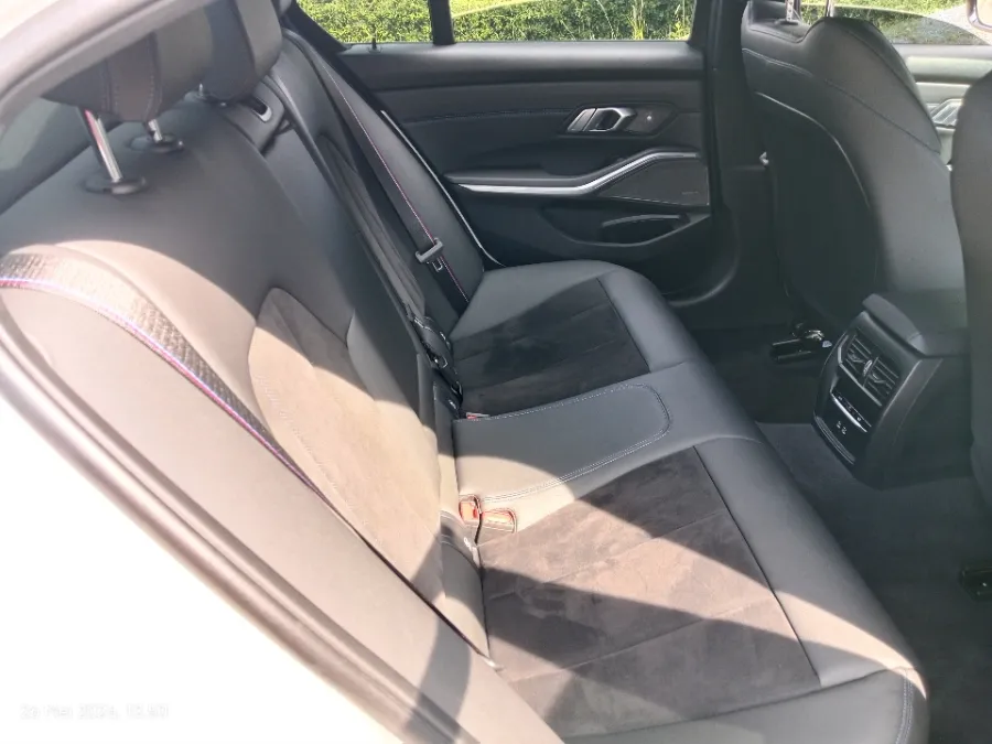 Foto Mobil Bekas Kabin Belakang BMW 330i 2.0 tahun 2024