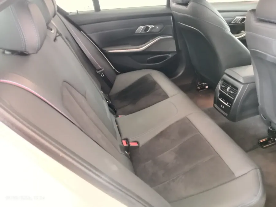 Foto Mobil Bekas Kabin Belakang BMW 330i 2.0 tahun 2024