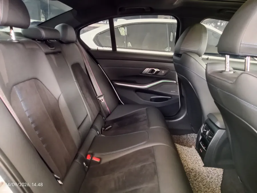 Foto Mobil Bekas Kabin Belakang BMW 330i 2.0 tahun 2024