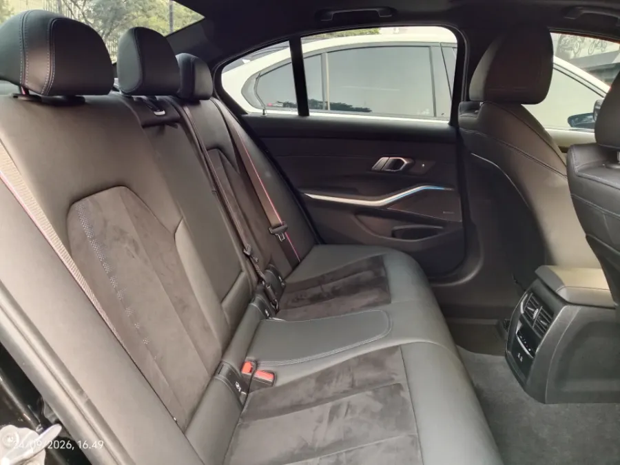 Foto Mobil Bekas Kabin Belakang BMW 330i 2.0 tahun 2024