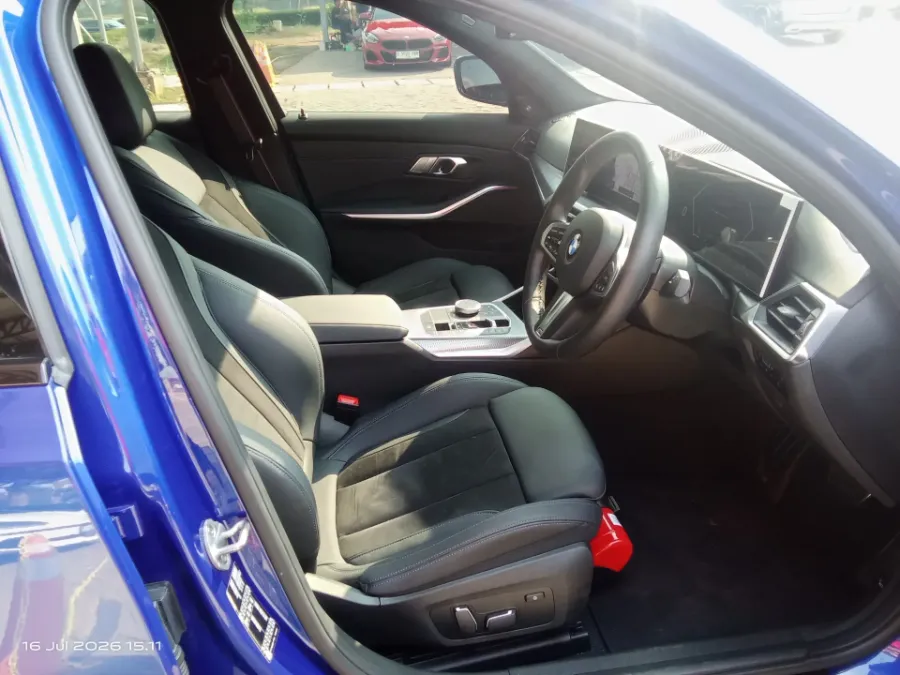 Foto Mobil Bekas Kabin Depan BMW 330i 2.0 tahun 2024