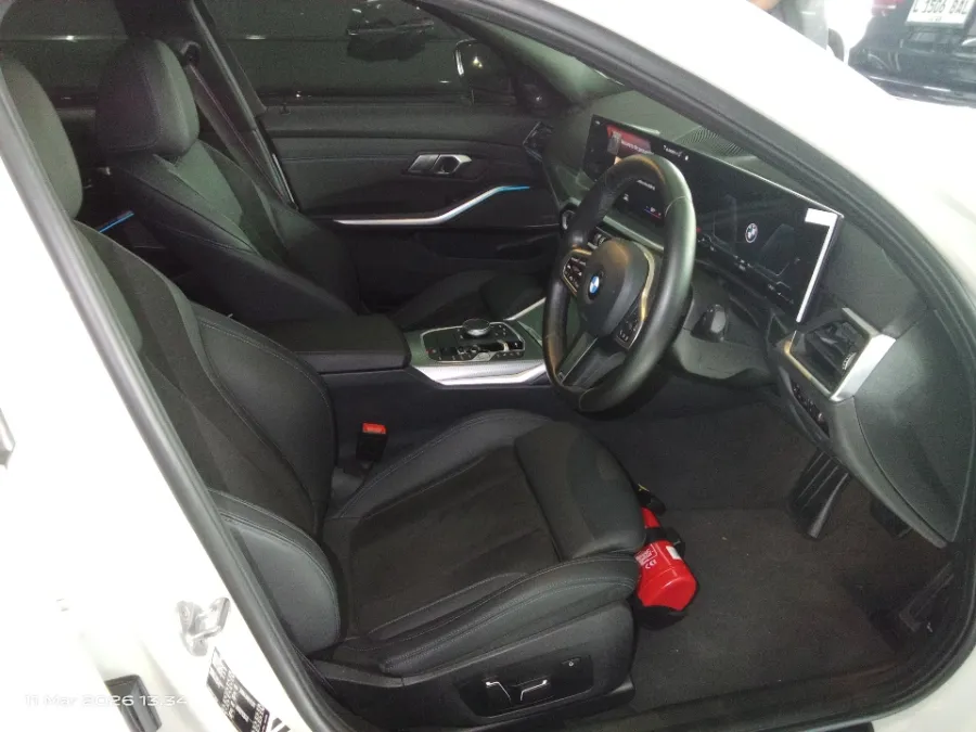 Foto Mobil Bekas Kabin Depan BMW 330i 2.0 tahun 2024