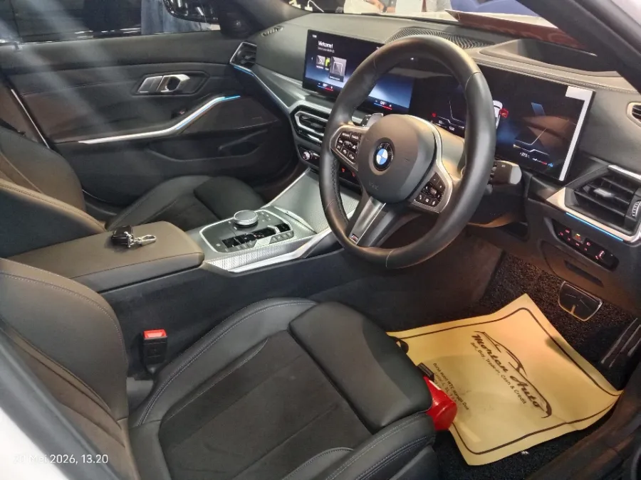 Foto Mobil Bekas Kabin Depan BMW 330i 2.0 tahun 2024