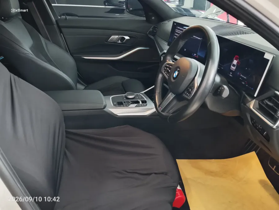 Foto Mobil Bekas Kabin Depan BMW 330i 2.0 tahun 2024