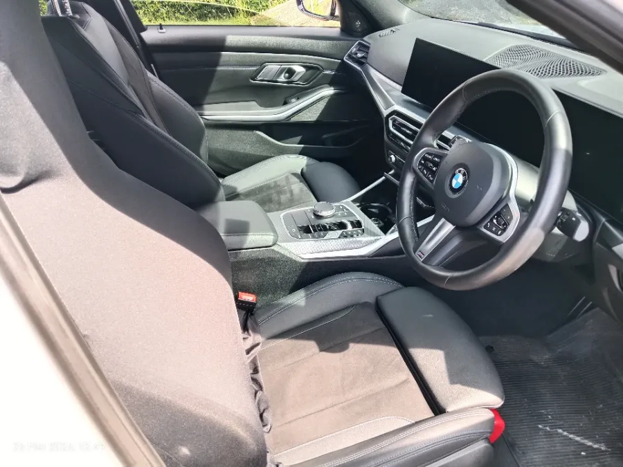 Foto Mobil Bekas Kabin Depan BMW 330i 2.0 tahun 2024