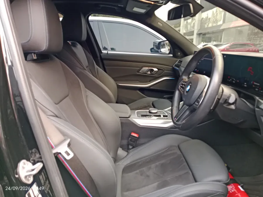 Foto Mobil Bekas Kabin Depan BMW 330i 2.0 tahun 2024