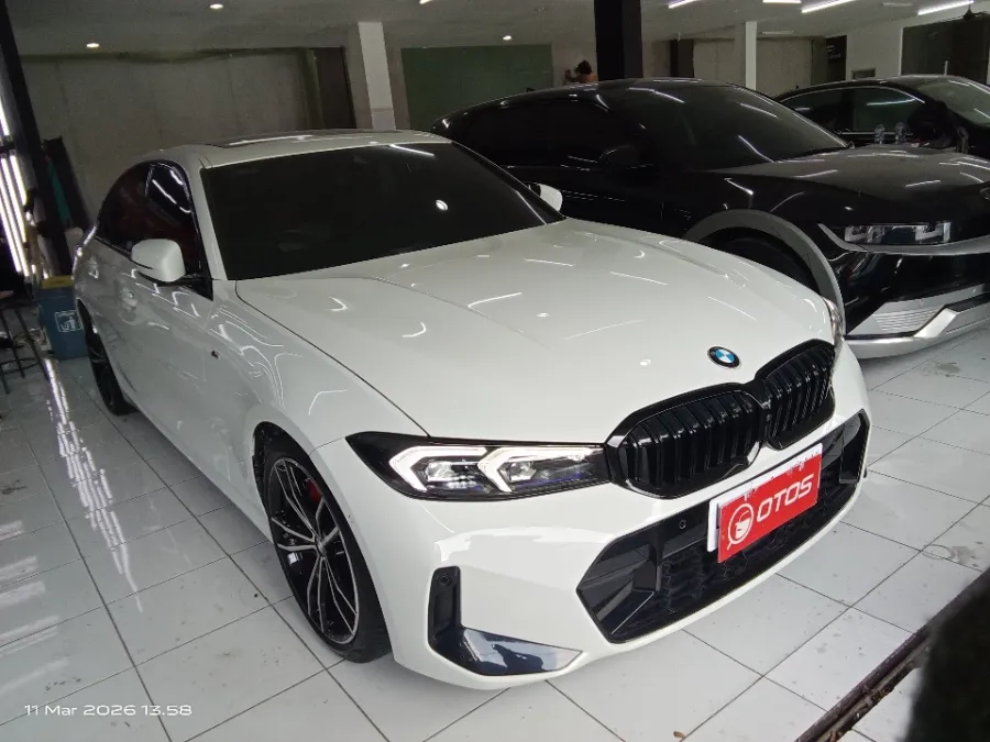 Foto Mobil Bekas Kanan Depan BMW 330i 2.0 tahun 2024