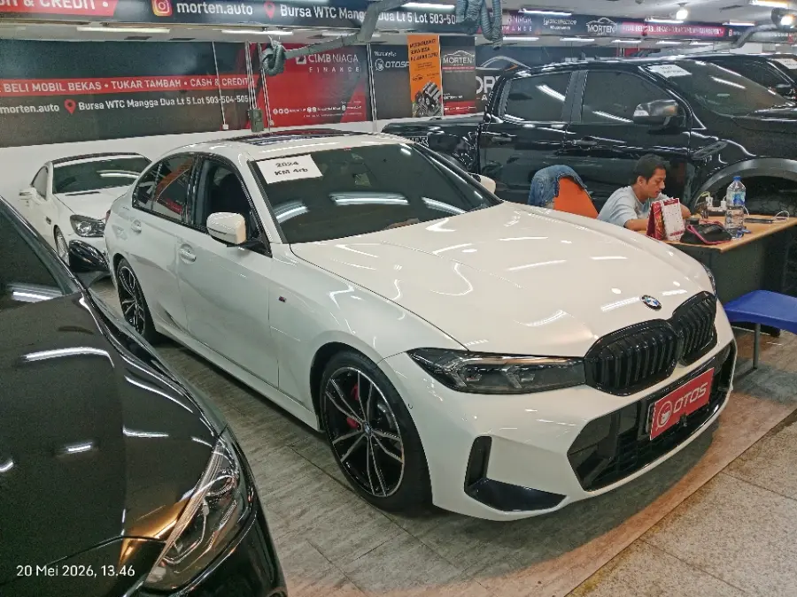 Foto Mobil Bekas Kanan Depan BMW 330i 2.0 tahun 2024