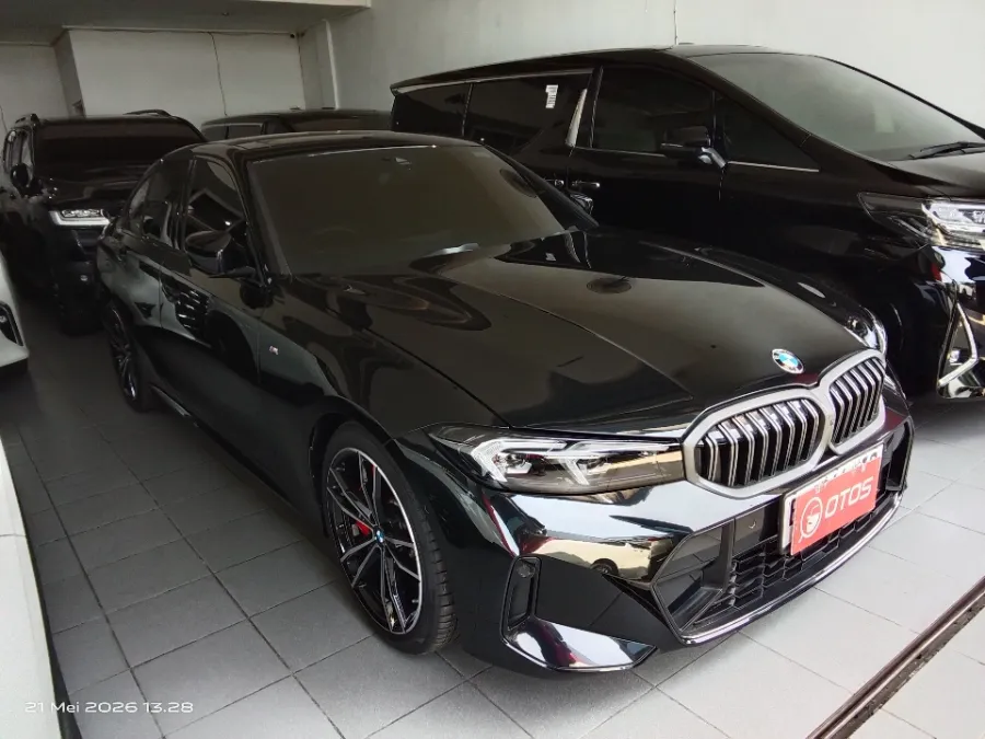 Foto Mobil Bekas Kanan Depan BMW 330i 2.0 tahun 2024