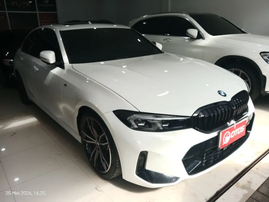 Foto Mobil Bekas Kanan Depan BMW 330i 2.0 tahun 2024