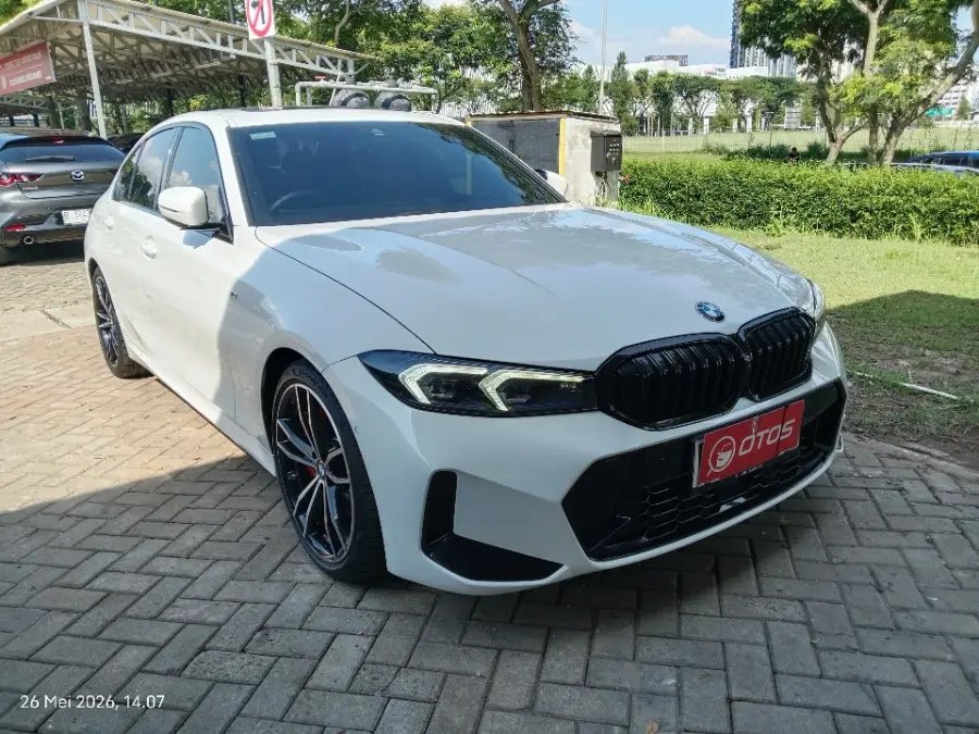 Foto Mobil Bekas Kanan Depan BMW 330i 2.0 tahun 2024