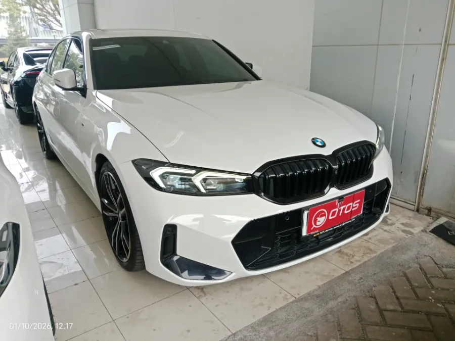 Foto Mobil Bekas Kanan Depan BMW 330i 2.0 tahun 2024