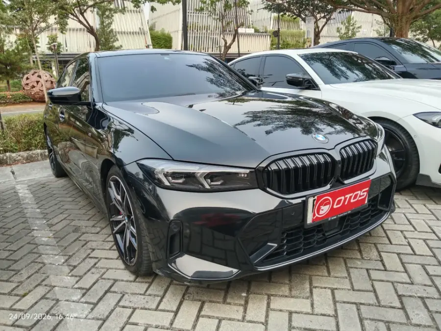 Foto Mobil Bekas Kanan Depan BMW 330i 2.0 tahun 2024