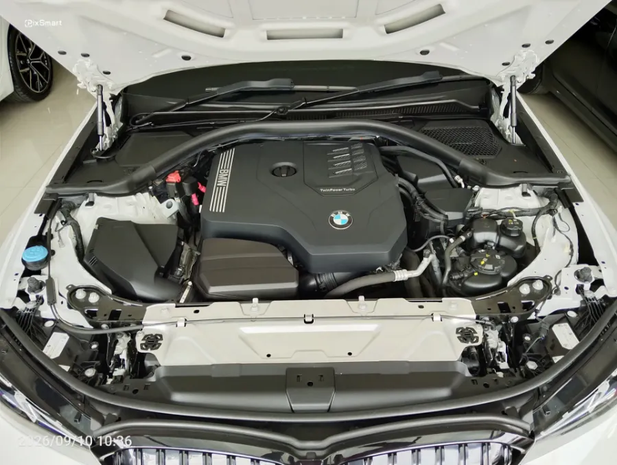 Foto Mobil Bekas Mesin BMW 330i 2.0 tahun 2024