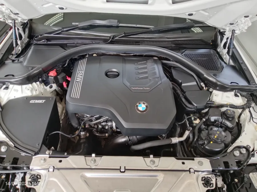 Foto Mobil Bekas Mesin BMW 330i 2.0 tahun 2024