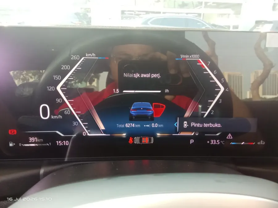 Foto Mobil Bekas Odometer BMW 330i 2.0 tahun 2024