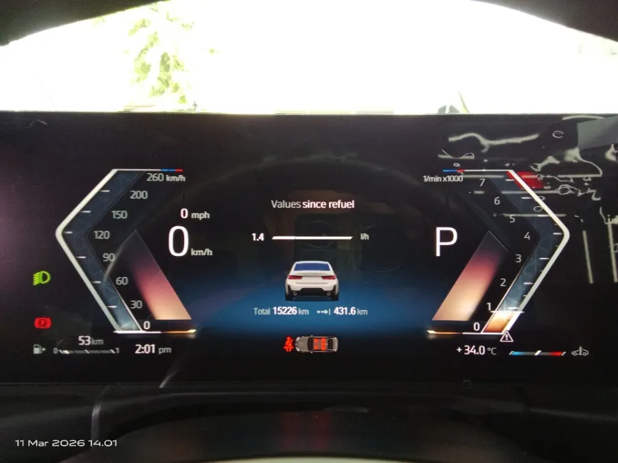 Foto Mobil Bekas Odometer BMW 330i 2.0 tahun 2024