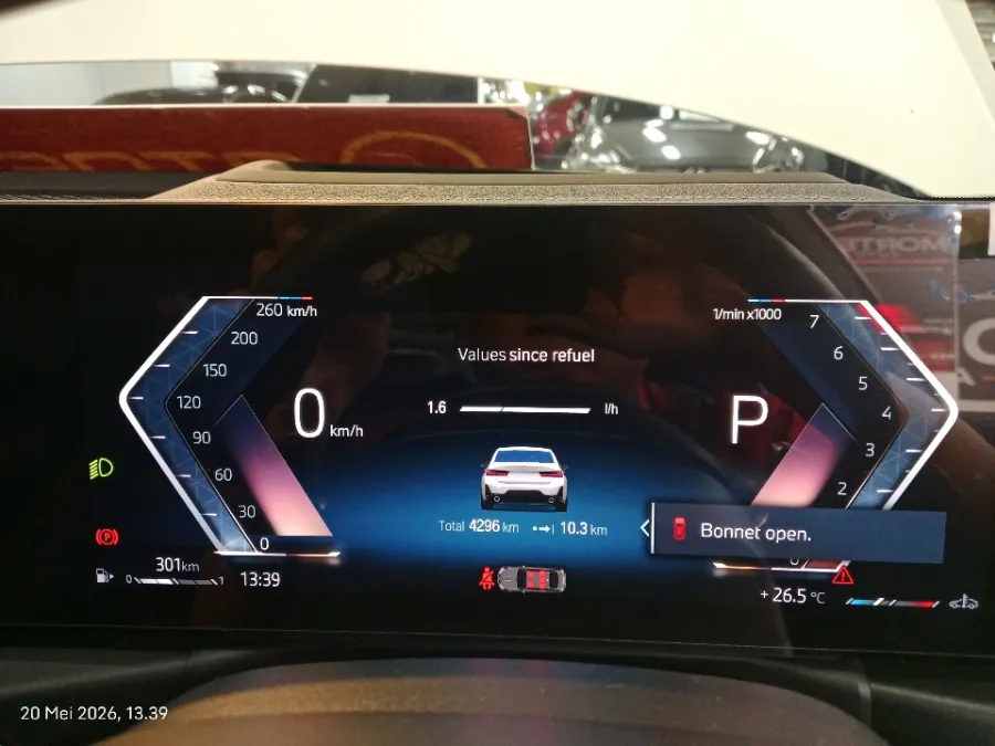 Foto Mobil Bekas Odometer BMW 330i 2.0 tahun 2024