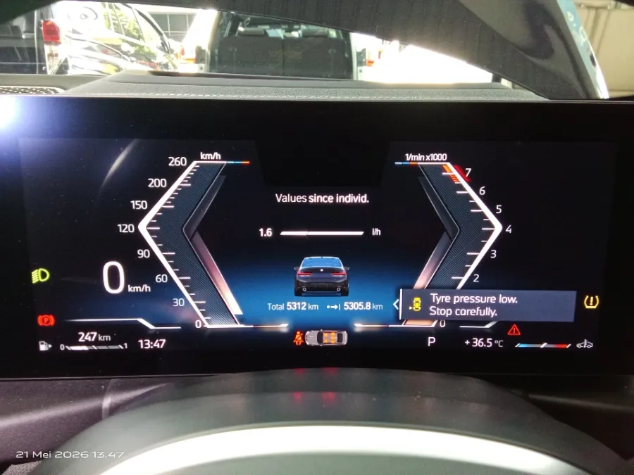 Foto Mobil Bekas Odometer BMW 330i 2.0 tahun 2024