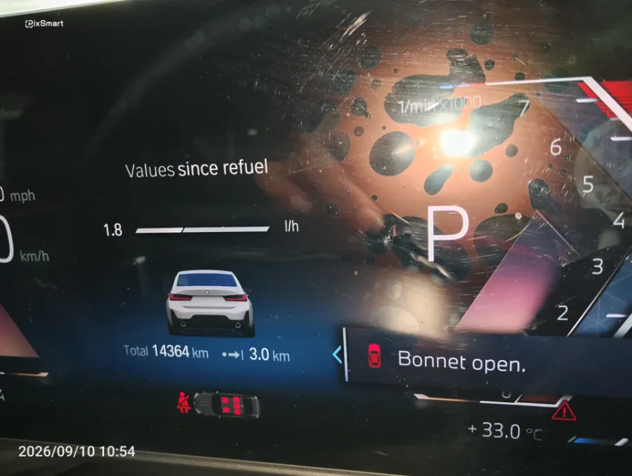 Foto Mobil Bekas Odometer BMW 330i 2.0 tahun 2024