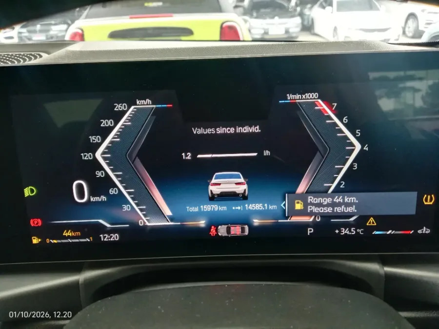 Foto Mobil Bekas Odometer BMW 330i 2.0 tahun 2024