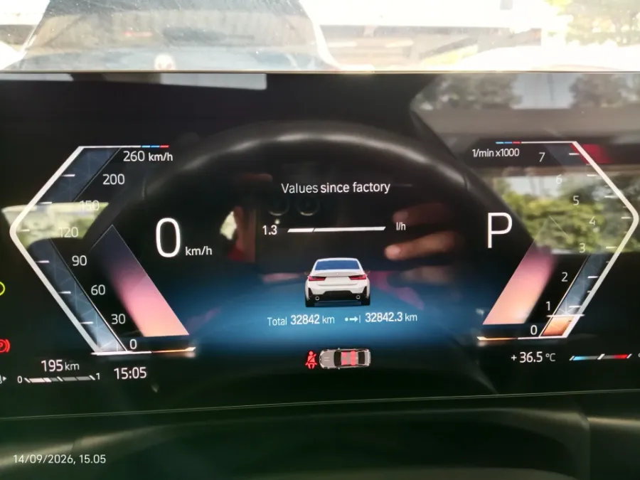 Foto Mobil Bekas Odometer BMW 330i 2.0 tahun 2024