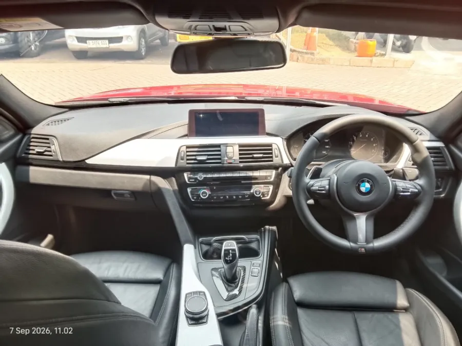 Foto Mobil Bekas Dashboard BMW 330i 2.0 M Sport tahun 2018