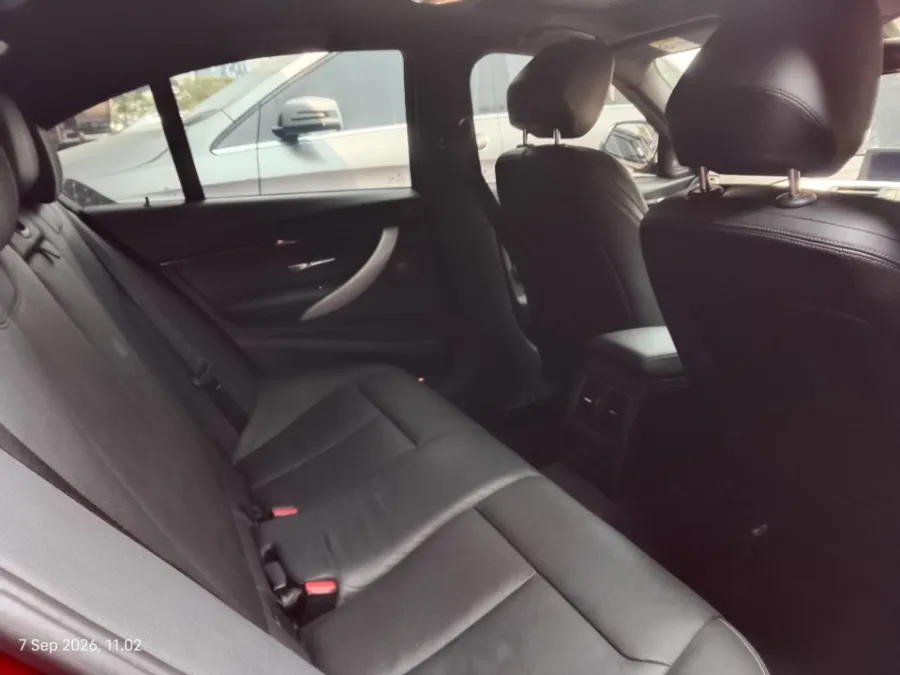 Foto Mobil Bekas Kabin Belakang BMW 330i 2.0 M Sport tahun 2018