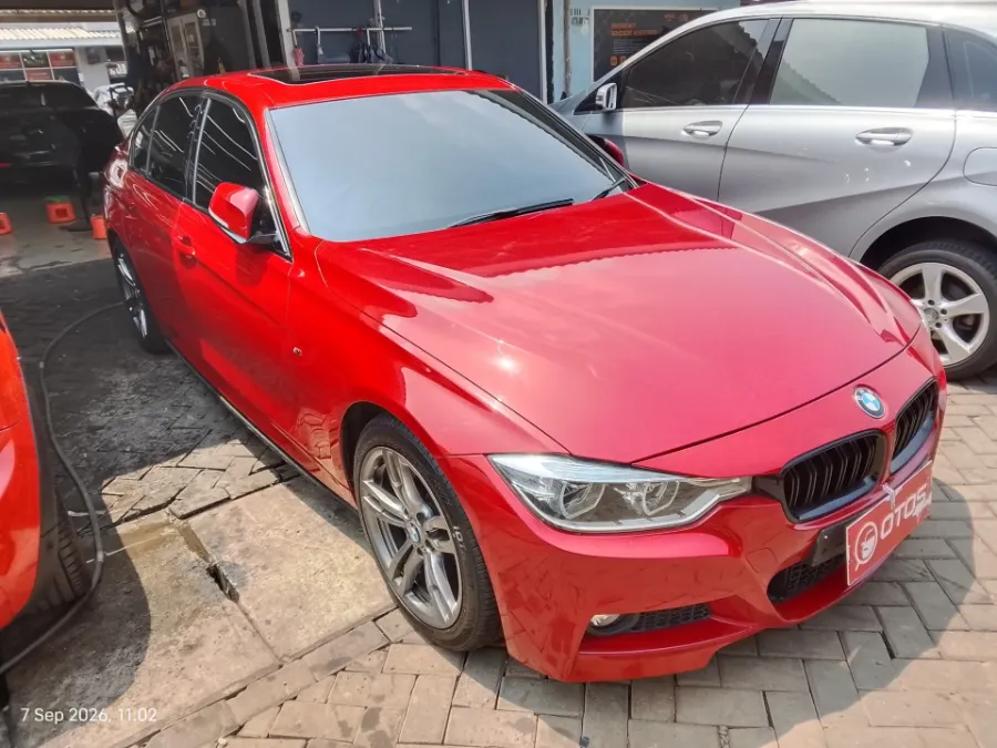 Foto Mobil Bekas Kanan Depan BMW 330i 2.0 M Sport tahun 2018