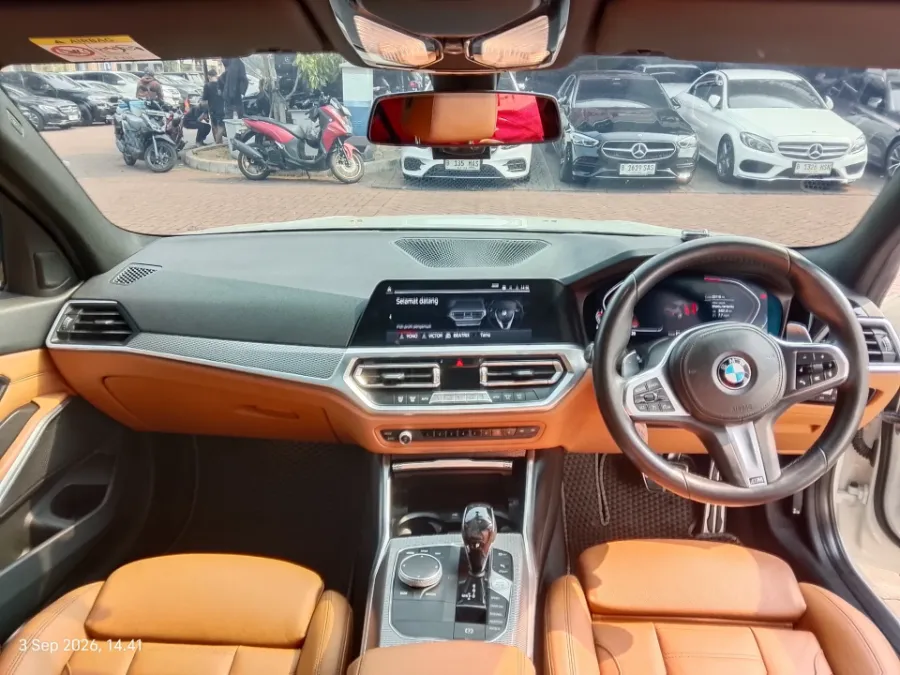 Foto Mobil Bekas Dashboard BMW 330i 2.0 M Sport tahun 2019