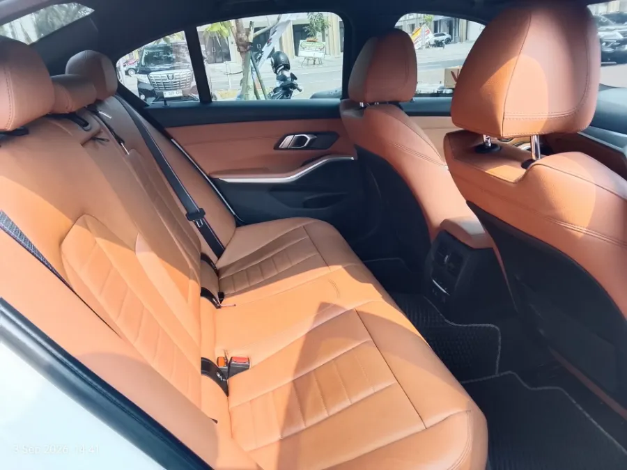 Foto Mobil Bekas Kabin Belakang BMW 330i 2.0 M Sport tahun 2019