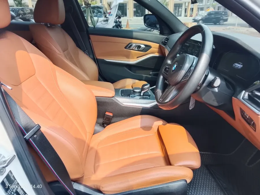 Foto Mobil Bekas Kabin Depan BMW 330i 2.0 M Sport tahun 2019