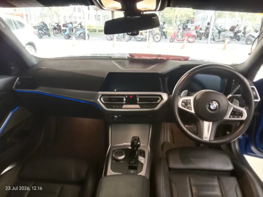 Foto Mobil Bekas Dashboard BMW 330i 2.0 M Sport tahun 2021