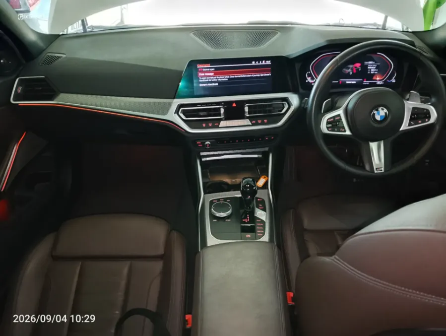 Foto Mobil Bekas Dashboard BMW 330i 2.0 M Sport tahun 2021