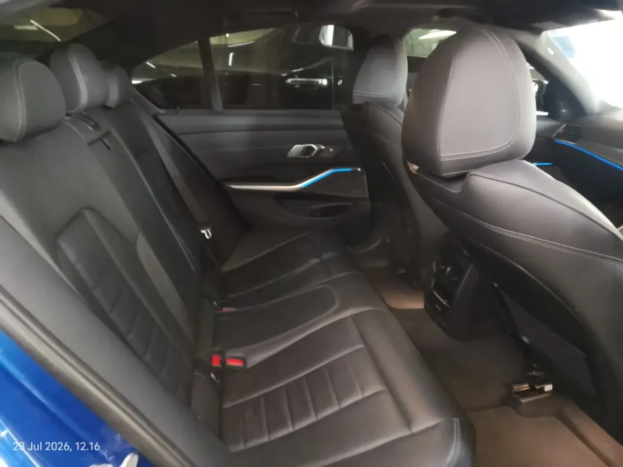 Foto Mobil Bekas Kabin Belakang BMW 330i 2.0 M Sport tahun 2021