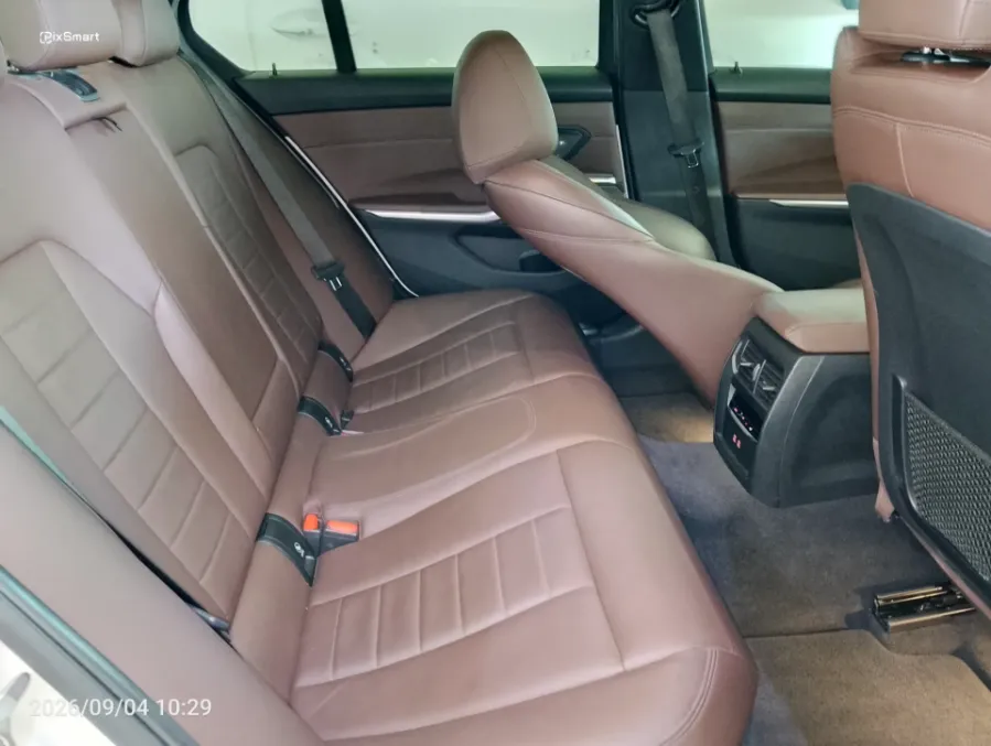 Foto Mobil Bekas Kabin Belakang BMW 330i 2.0 M Sport tahun 2021