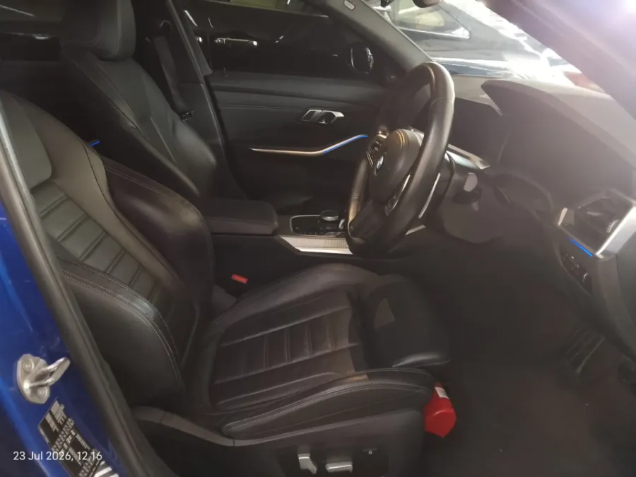 Foto Mobil Bekas Kabin Depan BMW 330i 2.0 M Sport tahun 2021