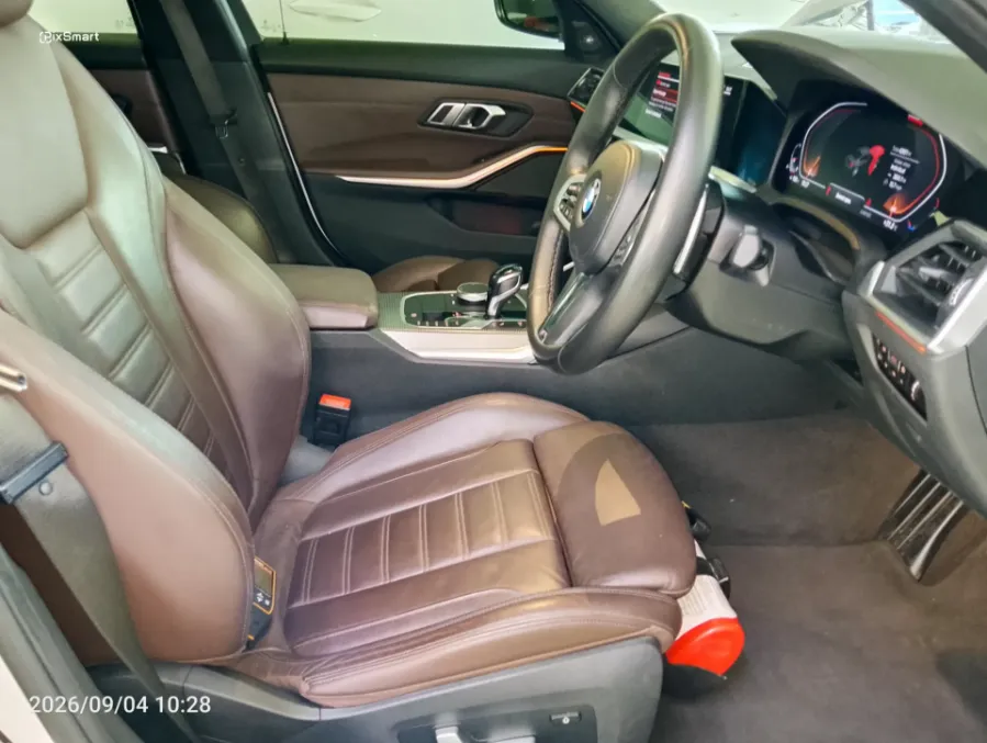 Foto Mobil Bekas Kabin Depan BMW 330i 2.0 M Sport tahun 2021