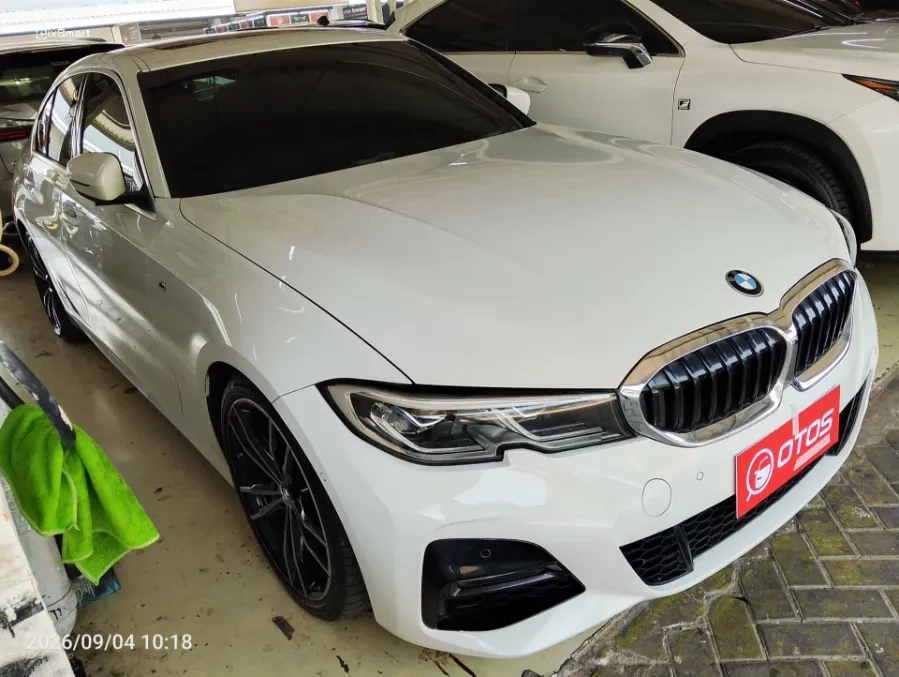 Foto Mobil Bekas Kanan Depan BMW 330i 2.0 M Sport tahun 2021