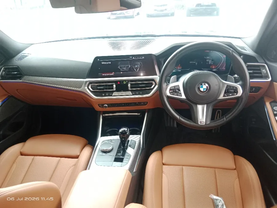 Foto Mobil Bekas Dashboard BMW 330i 2.0 M Sport tahun 2022